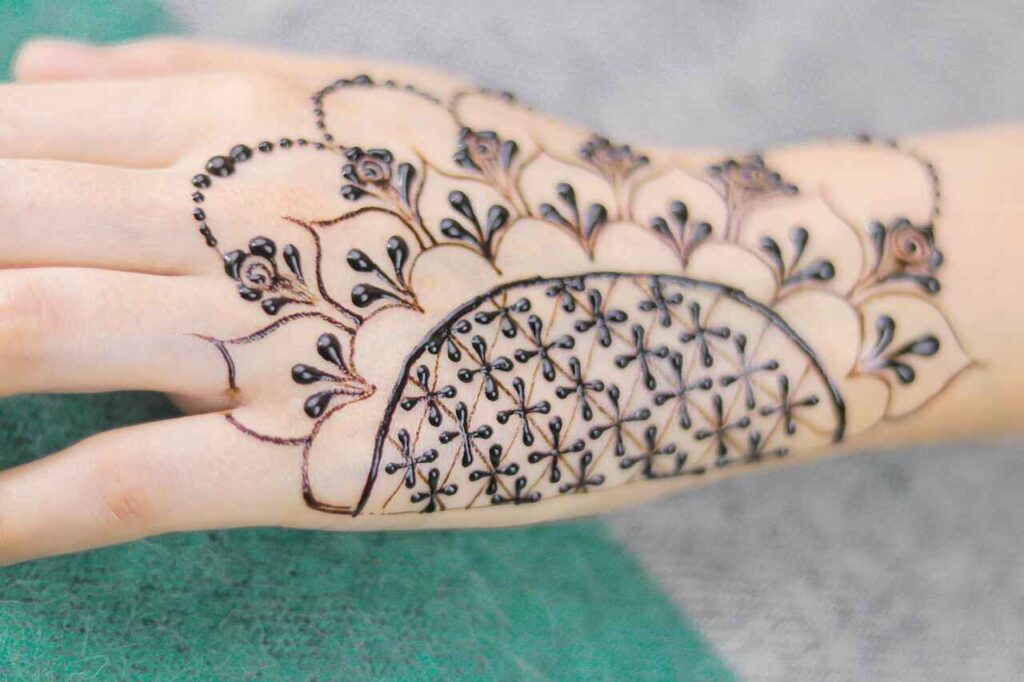 Easy Arabic mehndi design for back hand