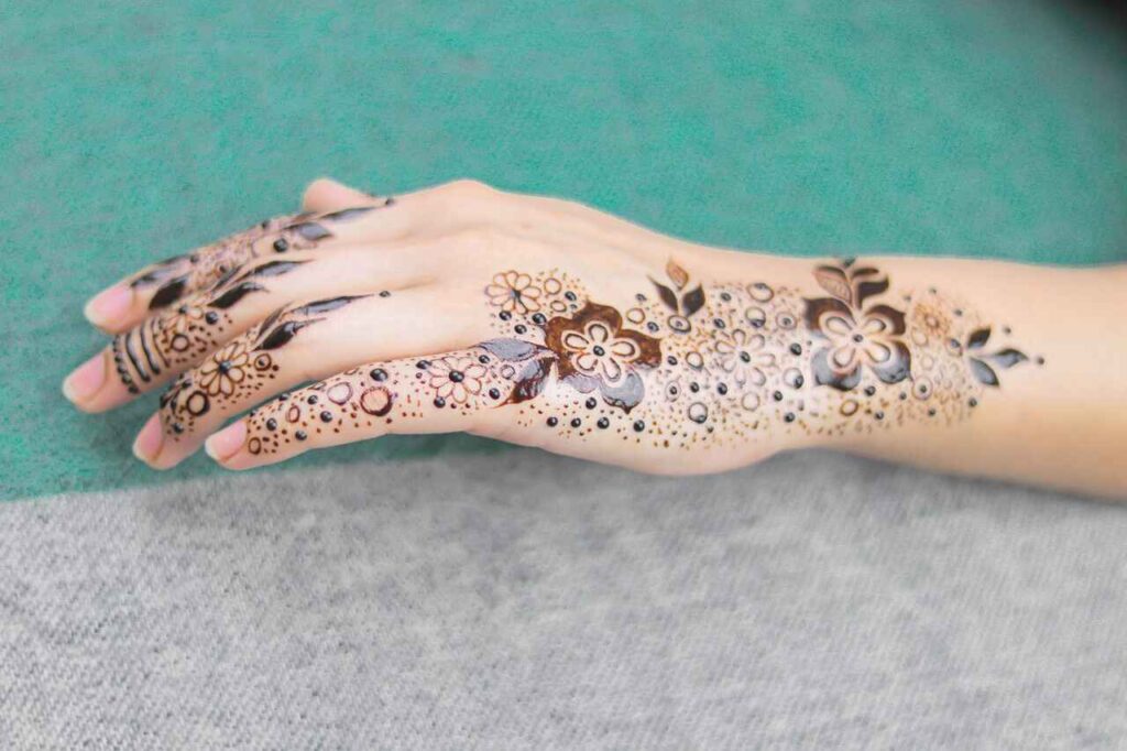 Beautiful Arabic mehndi design for back hand